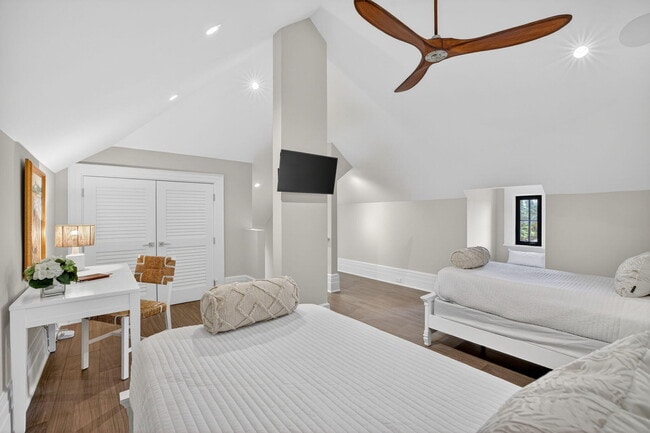 Building Photo - 400 Mola Ave