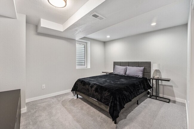 Building Photo - $500 OFF RENT!!!! STUNNING 5BD/3BA Home in...