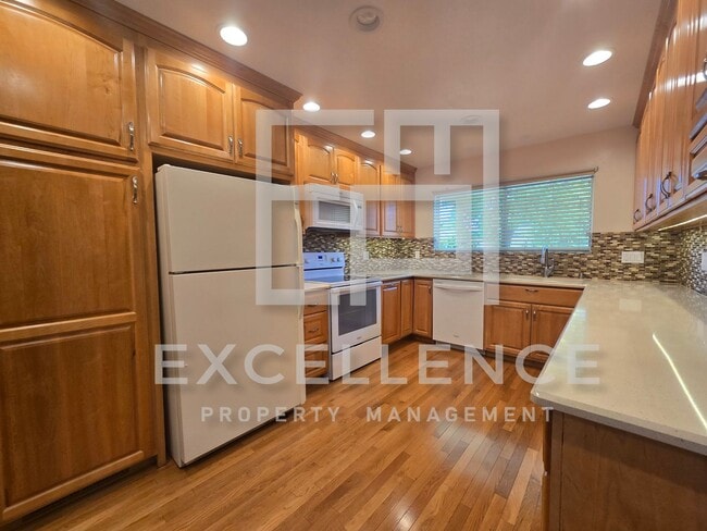 Building Photo - 3/2 House with New Carpet, Real Hardwood F...
