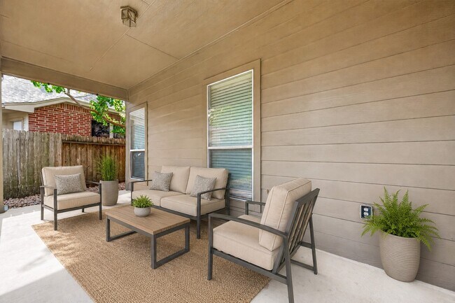 Building Photo - 2110 Castle Gardens Ln