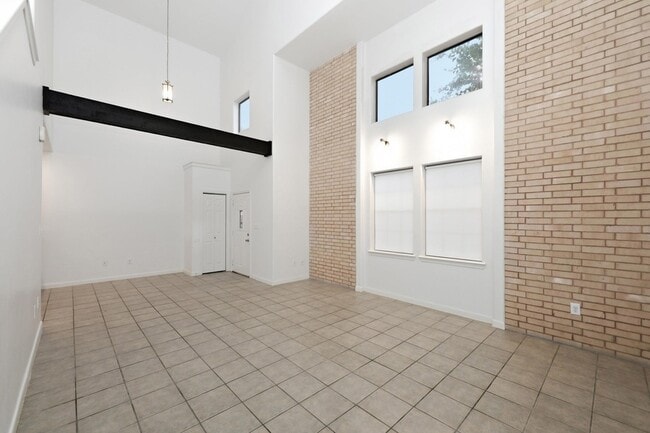 Building Photo - 2445 Monarch Dr