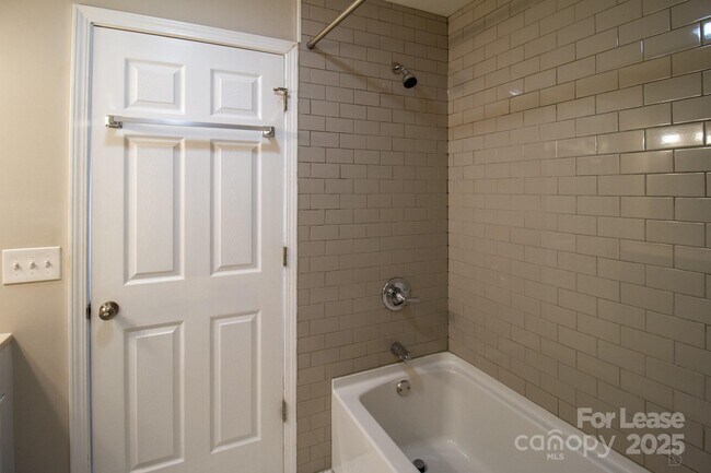 Building Photo - 4021 Crestridge Dr