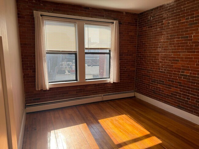 Building Photo - 105 Main St