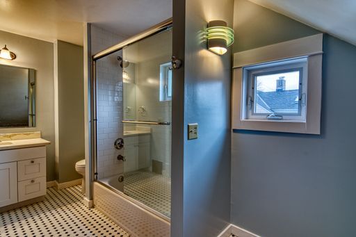 Building Photo - Beautiful 3 Bedroom Home in the Heart of Q...
