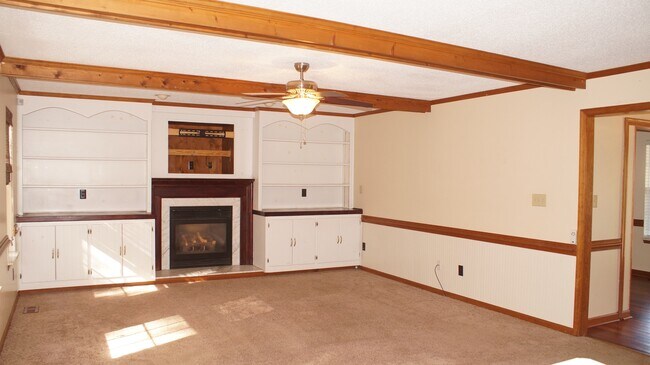 Building Photo - 1221 Clearwater Ln