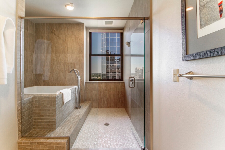 Building Photo - 221 W 2nd St