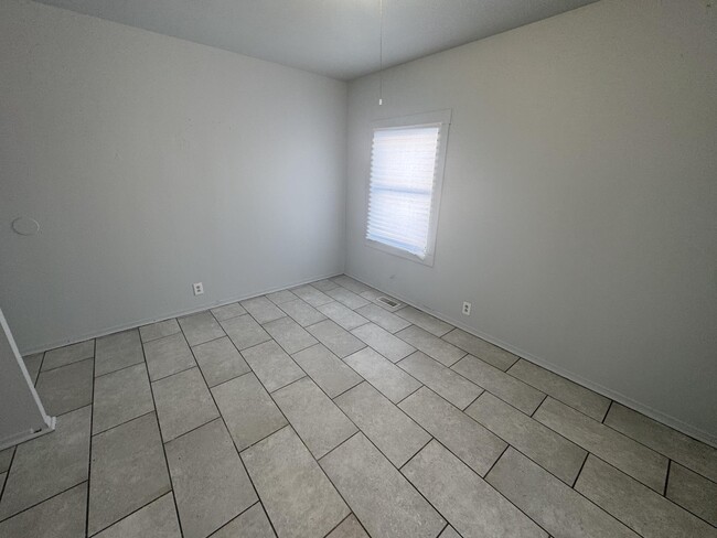 Building Photo - 905 Southmoor-