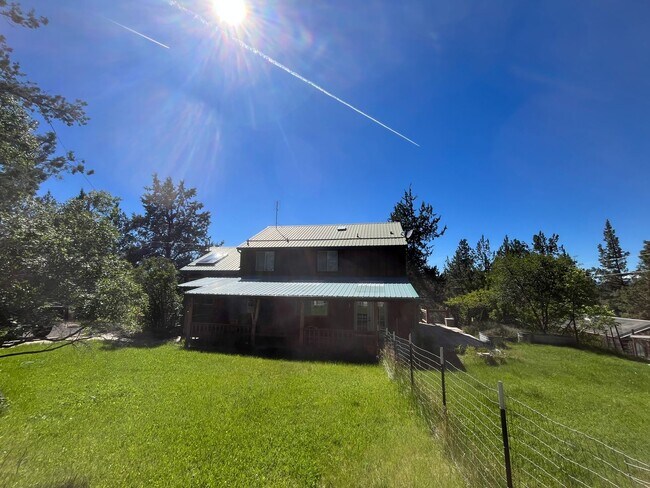 Building Photo - Custom Rustic 4-Bdr on beautiful 5 acres with Greenhouse in Sisters!