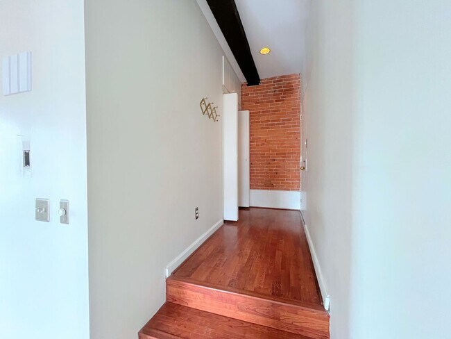 Building Photo - Pet Friendly 1 Bedroom Plus Den For Rent - Near Betty's, Close to Downtown!