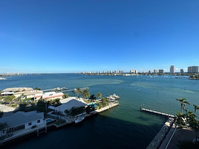 Building Photo - 2650 Lake Shore Dr