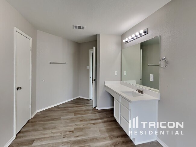 Building Photo - 1042 Condor Dr