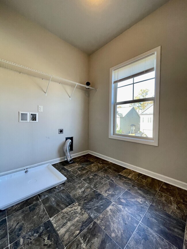 Building Photo - 7260 Silk Tree Pointe