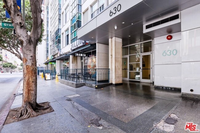 Building Photo - 630 W 6th St