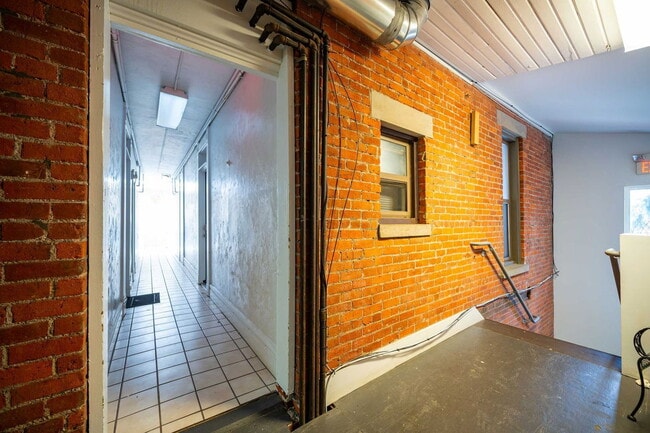 Building Photo - 250 1/2 W 5th Ave