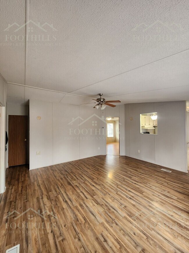 Building Photo - 924 Lebanon Rd