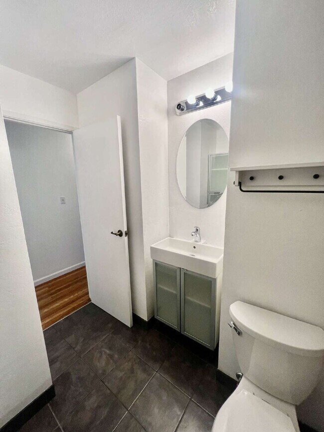 Building Photo - 3/2 In Vacaville!!