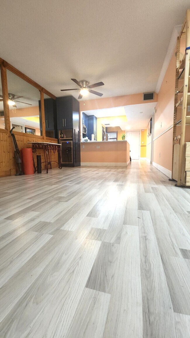 Building Photo - 1021 Mockingbird Ln