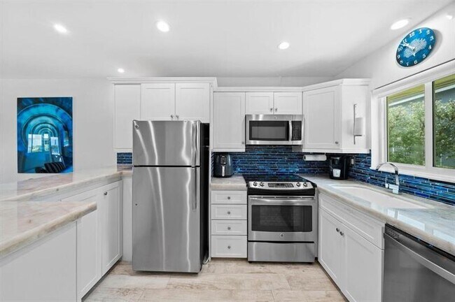 Building Photo - 1199 Hillsboro Mile