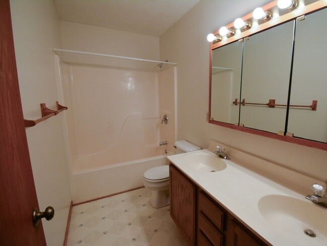 Building Photo - Move-In Ready 2 Bed 1 Bath With Large Yard...
