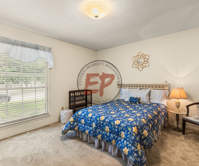 Building Photo - 712 Willow Creek Dr