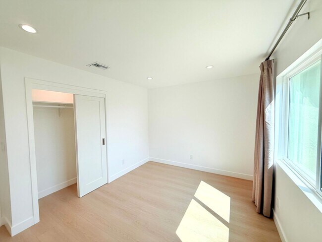 Building Photo - 10839 Fellows Ave