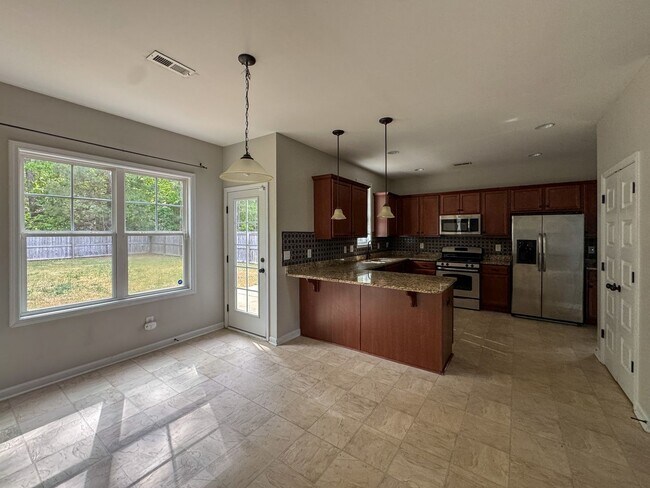 Building Photo - Spacious 4 Bed 2.5 Bath Fayetteville Home