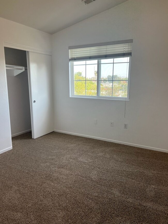 Building Photo - Luxurious 3 bedroom, 2.5 bath townhome, AC...