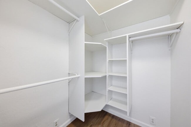 Building Photo - 614 Redwood Ave