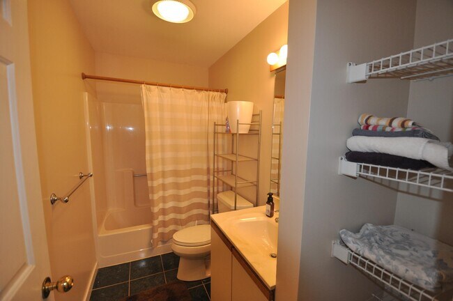 Building Photo - 181 Riverside Townhouses Rd