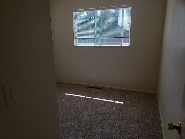 Building Photo - Nice 4 bedroom, 2 bath split level home