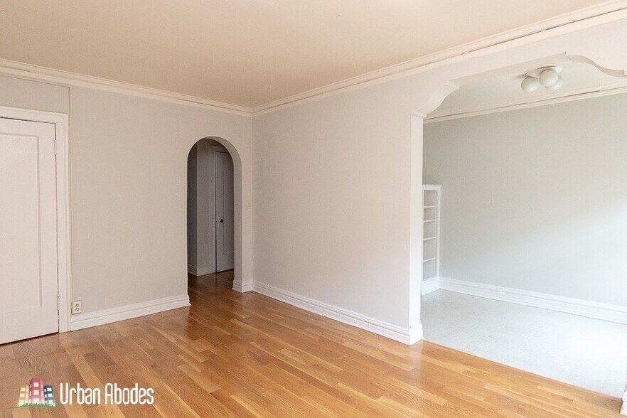 Building Photo - 533 W Roscoe St