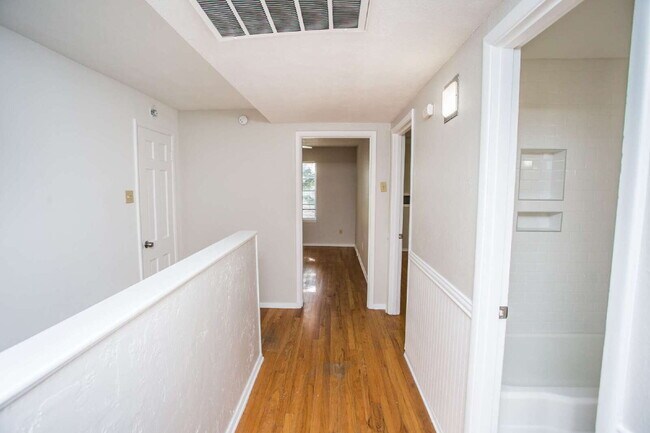 Building Photo - "Spacious 5-Bed Oasis with Granite Elegance & Hardwood Charm in Lubbock!"