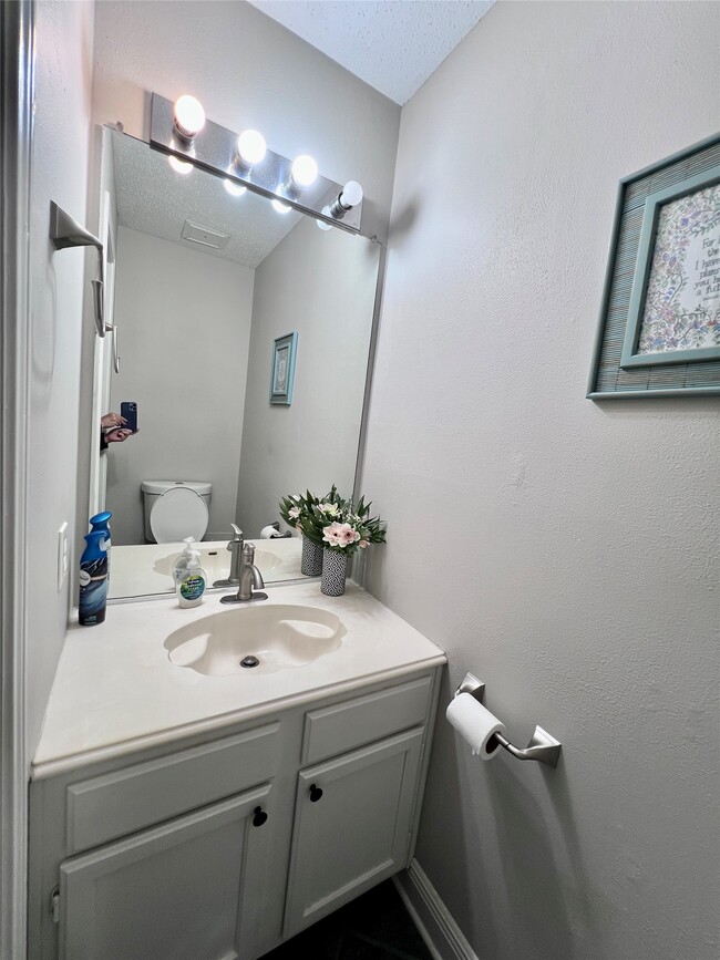 Building Photo - 7762 Pine Center Dr