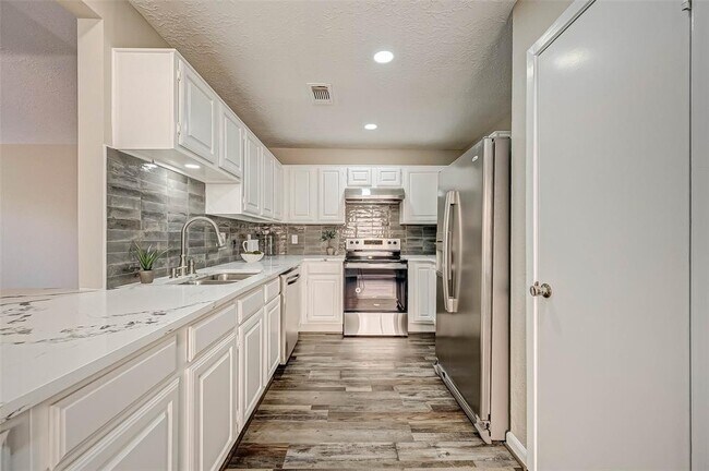 Building Photo - 13002 Kingsmill Dr