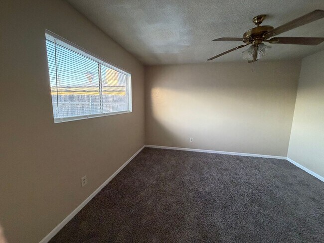 Building Photo - Affordable 3 BD 2 BA house in SW Bakersfield on a corner lot