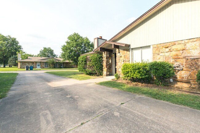 Building Photo - East 33rd Ct Duplex
