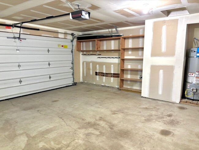 Building Photo - Spacious Ranch Style Home w/ private patio and yard, 2 car garage and vaulted ceilings