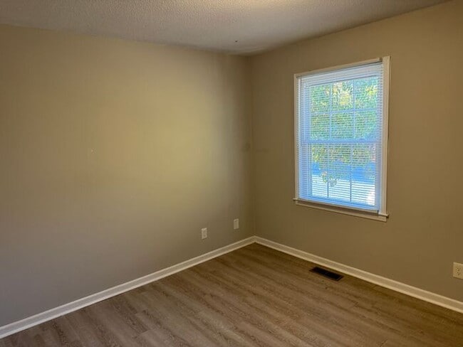 Building Photo - Townhouse style apartment- REMODELED!!