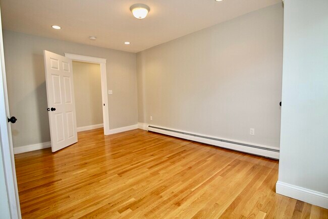 Building Photo - 2 Forest St