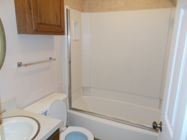 Building Photo - Welcome to this Stunning and Expansive 3 Bedroom, 2 1/2 Bath Home in the Desirable Oak Park Area ...