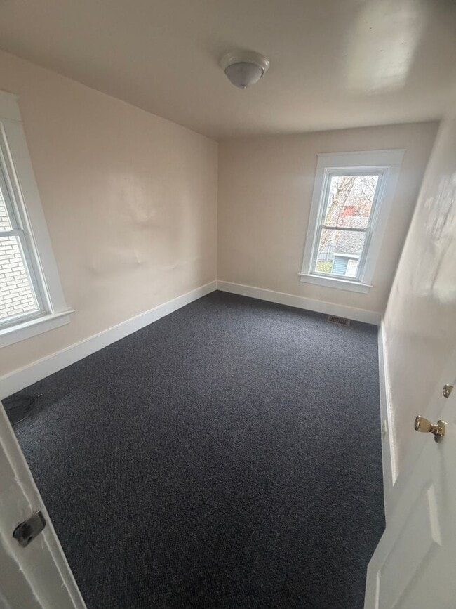 Building Photo - 3 Bed 1 Bath with 2 car garage