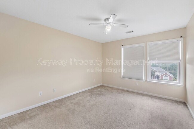 Building Photo - 4890 Somerset Dr