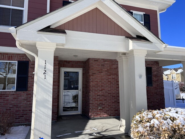 Building Photo - Beautiful 3 Bed/2.5 Bath End Unit Two-Level Townhome! Wonderful Deck off Living Room with backyar...