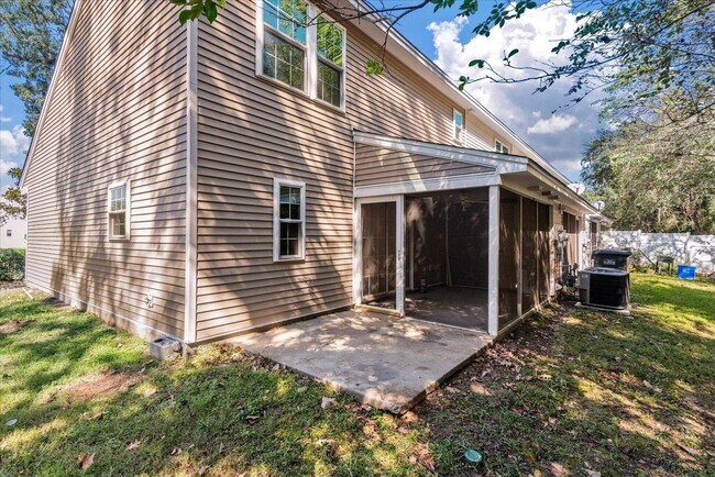 Building Photo - Bright, Spacious, and Ideally Located in t...