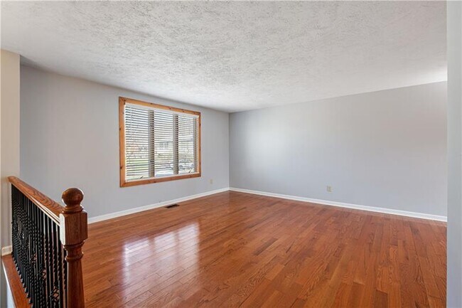 Building Photo - 16 Wheatfield Dr