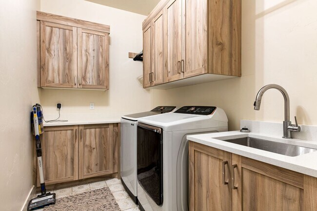 Building Photo - 899 W Bronze Plateau Dr