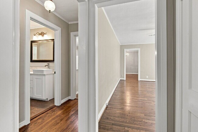 Building Photo - "Adorable 2-Bedroom, 1-Bath in Home with Beautiful Oak Floors, Spacious Yard and Lawn Service Inc...