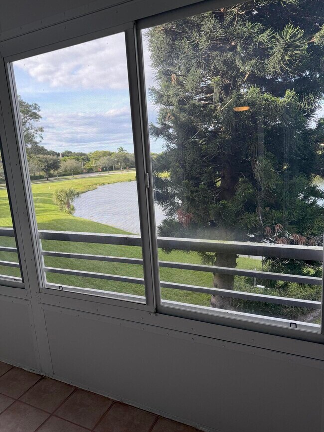 Building Photo - 3062 Ainslie Dr