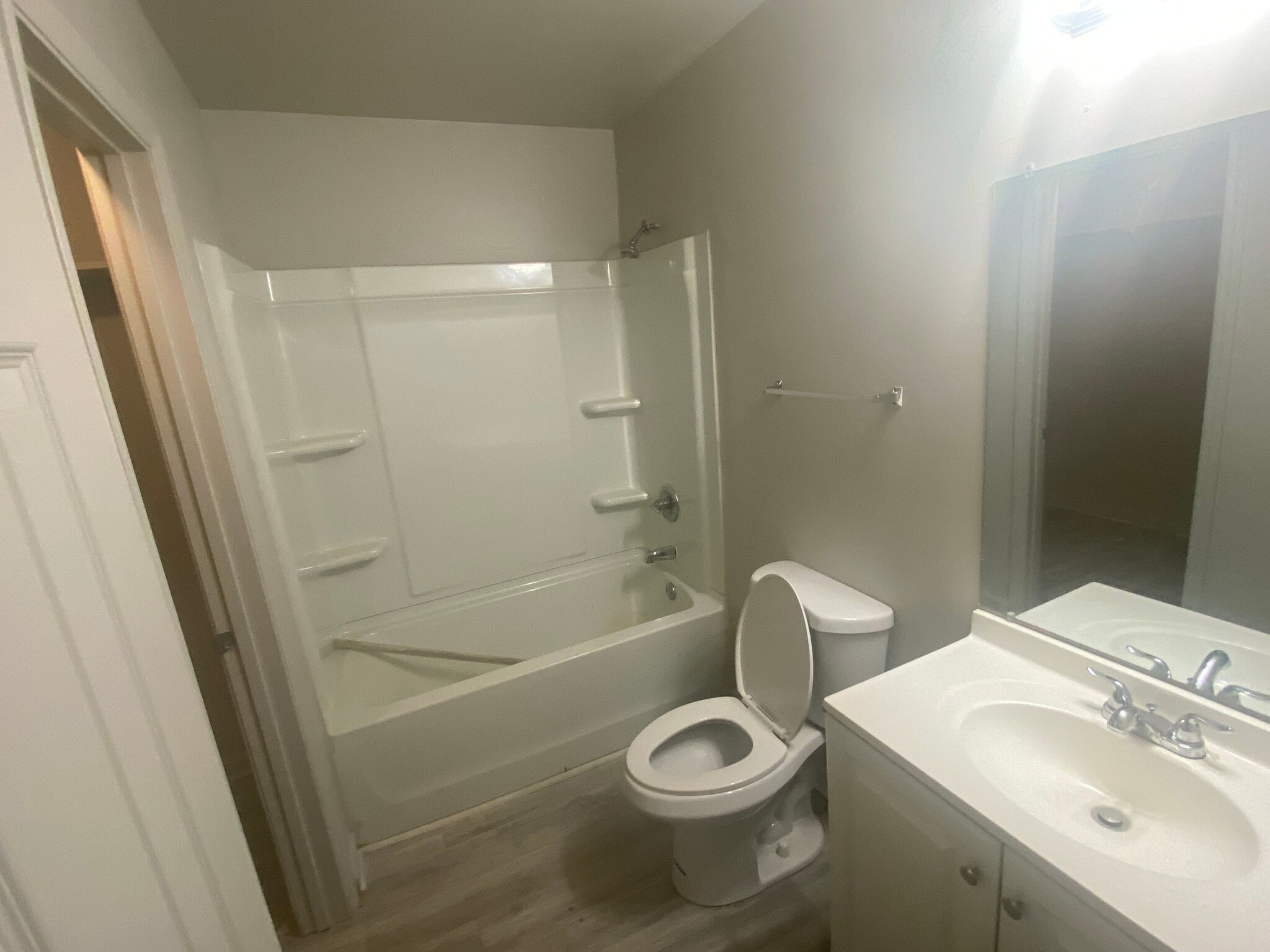 Building Photo - Room in Duplex on Beck St