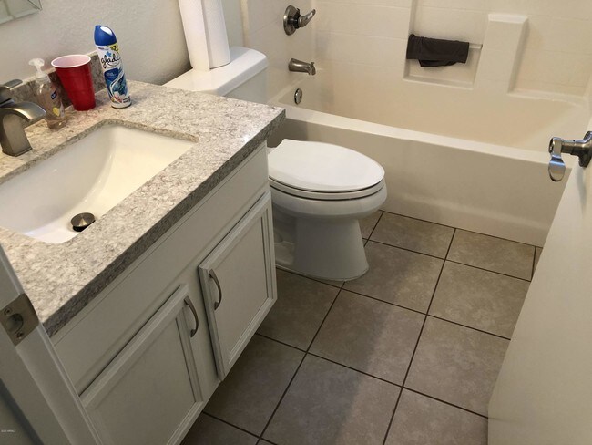 Building Photo - 1553 E Oakland St